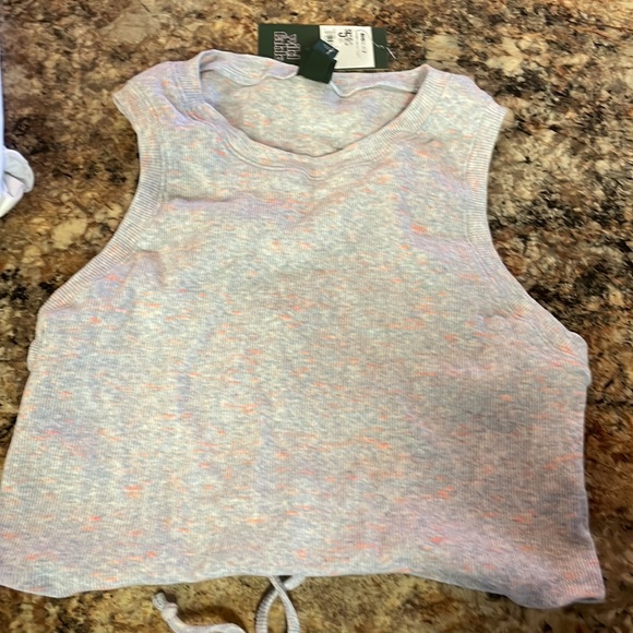 Lot of four t shirt material crop tops size medium - Picture 3 of 6